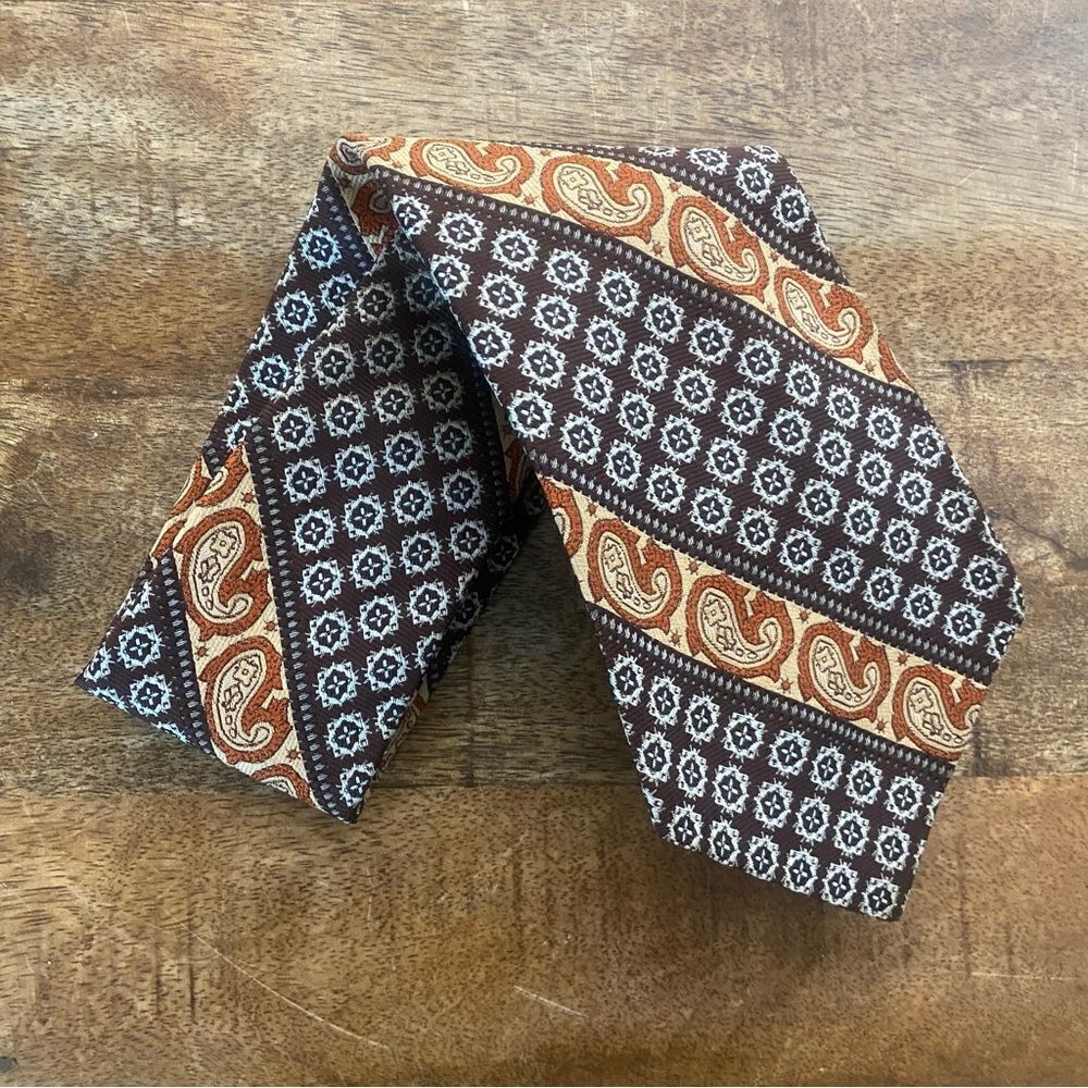 Vintage 1970’s wide polyester paisley wide neck tie